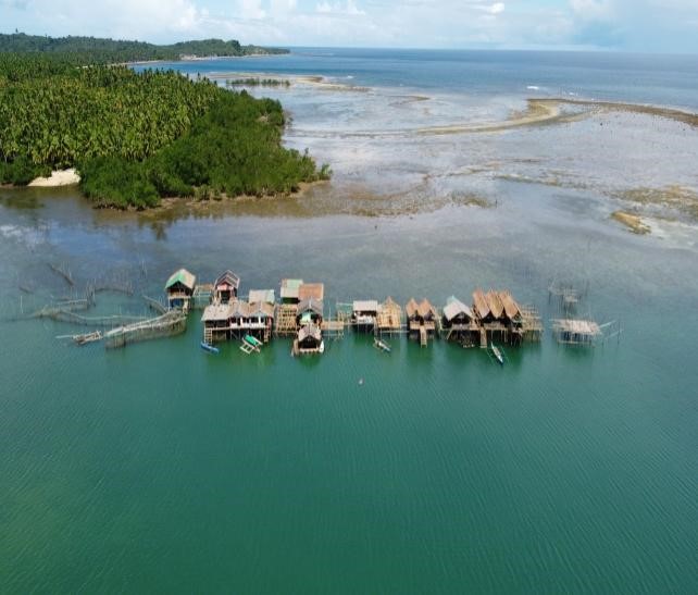 <b class="font-bara"><i class="bi bi-geo-fill h4"></i> Amontay Resort and Fish Cage</b> <br/>Amontay is a coastal area. They have a fish cage that covered milkfish and lobster. It is one of the best spot for the sunset.